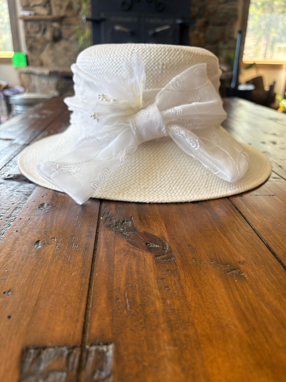 Elegant White Women's Straw Hat with Decorative Bow